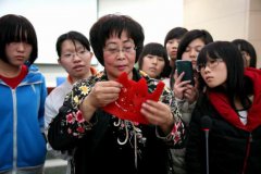 学剪纸做泥塑 欢欢喜喜过大年