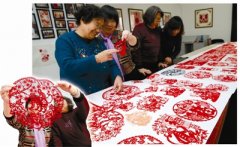 新区剪纸非遗传承人:“百猴”剪纸图新年见面礼