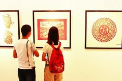60名非遗传承人秀才艺 中南民大展出剪纸作品