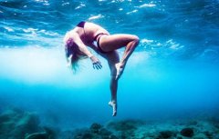 美女拍水下健身照 摆出各种高难度造型（图）