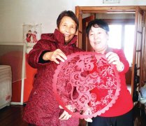 亲手制作新春剪纸 邻里的祝福暖人心