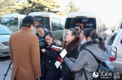 山东两会掠影：美女记者也抢镜