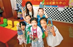 比比谁编的花篮更漂亮 景龙社区举办暑期儿童手工活动