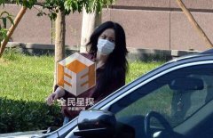 王菲戴口罩做美容