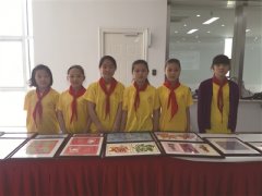 彩虹学子显身手 剪纸艺术人人夸