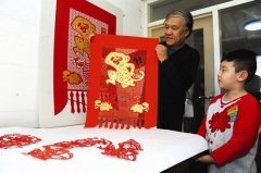 传统大年过出非遗味道 鞍山市民剪纸、演皮影戏(图)