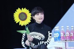 李宇春拿向日葵孩子气十足 模样天真可爱(图)