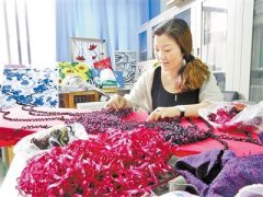 新乡大学生碎布巧做工艺品