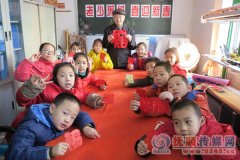 非遗剪纸传承人教社区孩子剪纸 好看好玩他们可爱学啦 看他们的作品棒不