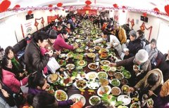 品菜肴猜谜语吃汤圆提前闹元宵 瑞金村社区“百家宴”吃出邻里情