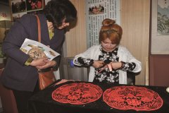 代县剪纸窗花绽放寒冬 剪出《红楼梦》等名著人物