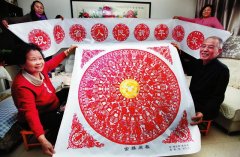 4位高手6天完成猴年迎春剪纸 一张纸剪出125只猴84个春字