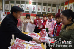 沧州河间剪纸艺人无偿剪纸送乡邻