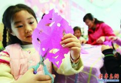 小朋友学剪窗花迎接春节