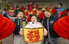 云南师大幼儿园孩子做灯笼学剪纸喜迎2013新年