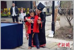 天下潮客“聚焦”猴年第一潮 浙江盐官巧打民俗牌