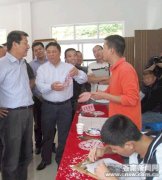 央视少儿频道《芝麻开门》栏目走进叶文运剪纸工作室