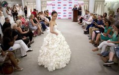 精美手工“卫生纸婚纱”亮相纽约