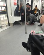 大妈地铁用纸巾捡起泥土 网友表示：中国好大妈