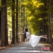 钢管舞美女拍摄＂悬浮写真＂挑战视觉(组图)