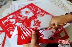 甘肃女教师历时十年剪纸画200幅贯穿《西游记》故事