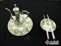 云南祥云曹氏民间手工艺品加工厂培训学员传承银器加工技艺