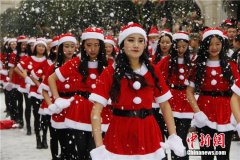 四川一高校人工降雪过圣诞 超唯美浪漫(1)