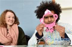留学生向常大＂剪纸哥＂学艺：＂猴剪纸＂憨态可掬