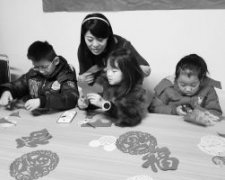 剪窗花 刻廉字 廉洁迎新春(图)