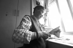 母亲节：女儿办剪纸聚会向妈妈示爱（图）