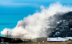 地震瞬间，巨大的尘埃云覆盖了整个城市