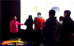 邯郸市博物馆小小讲解员在春节期间为观众讲解