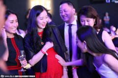 霍思燕摸好友孕肚显兴奋与小鲜肉合影老公当摄影师