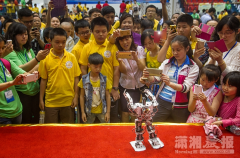 青少年机器人设计 自制机器人秀十八般武艺一决高下