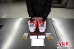 深圳海关查走私：女式挎包藏翡翠 运动鞋里藏金条