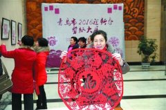 剪纸艺人剪出“百猴迎春”