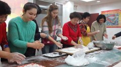 包汤圆猜灯谜 香港花园社区邀外国友人闹元宵(图)