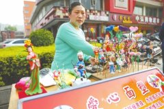 儿子脑瘫丈夫弃家 洛阳坚强母亲制售面塑为儿治病