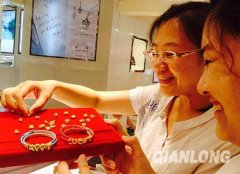 英文字母制作3D金饰 DIY拼出新时尚(图)