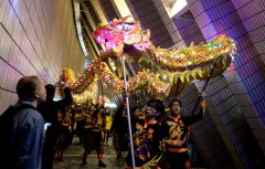 香港市民細雨燈影下的傳統元宵節