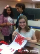 法国高中师生在九方中学学剪纸画脸谱感受中国风