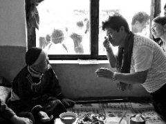 八旬老太为魔术叫好(图)