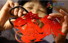 烟台莱阳一位七旬老人剪纸送邻里 不为赚钱为快乐