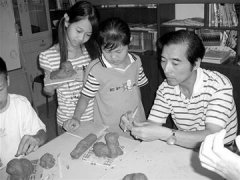 图文：一团泥巴引来满堂欢笑