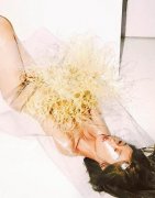 台女星李维维拍性感写真，最大尺度只穿C字裤…