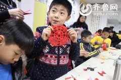 山师附小组织学生体验民俗文化学剪纸（图）