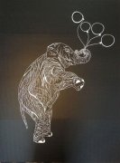 剪纸艺术家白纸上的奇思妙想