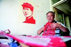 剪纸艺人筹备纪念抗战胜利70周年作品展