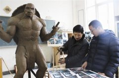 2米多高忍者神龟现大学校园 引师生围观