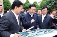 栾克军贠建民教师节前夕调研教育工作看望慰问教师代表